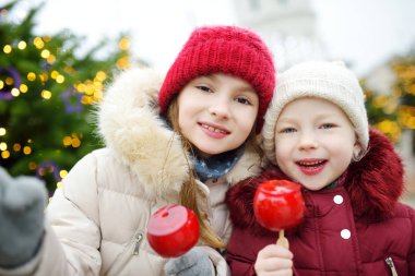 kız kardeş yeme elma şekeri krema ile