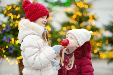 kız kardeş yeme elma şekeri krema ile