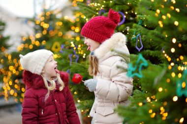 kız kardeş yeme elma şekeri krema ile