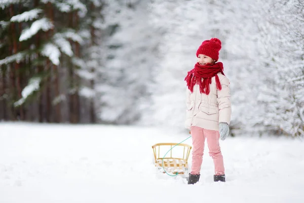 Criança bonito brincando em uma neve . — Fotografia de Stock