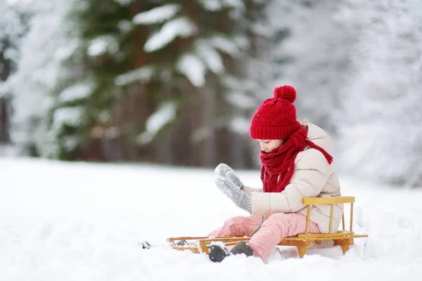 Söta barn som leker i en snö. — Stockfoto