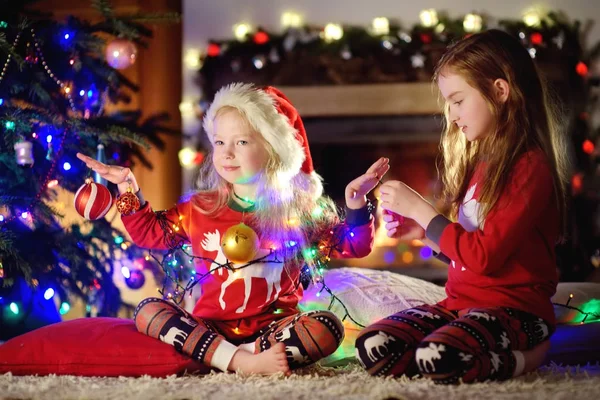 Schwestern tragen Weihnachtsschlafanzug — Stockfoto