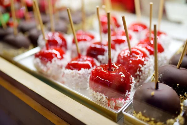 Manzanas sumergidas en glaseado de azúcar rojo —  Fotos de Stock