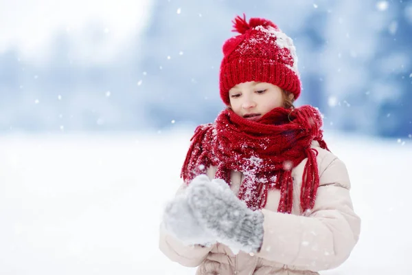 Söta barn som leker i en snö. — Stockfoto