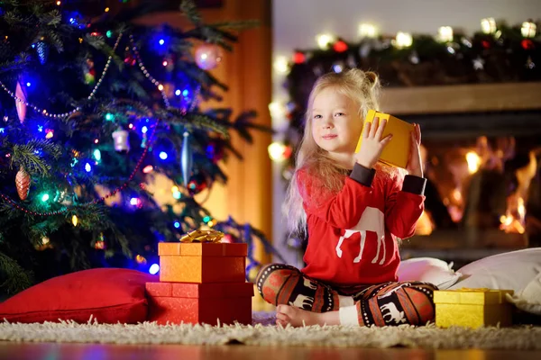 Kleines Mädchen feiert Weihnachten — Stockfoto