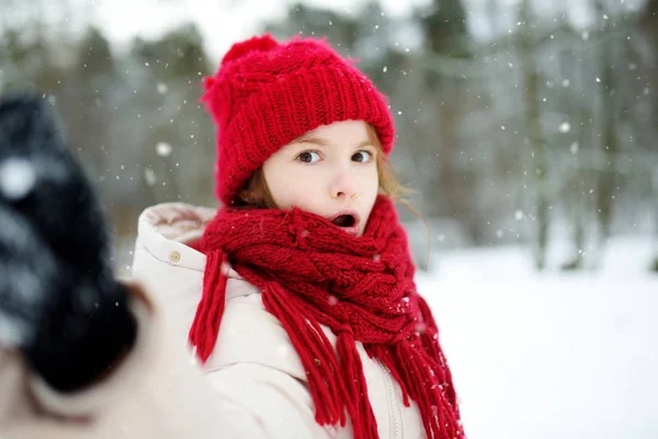 Girl having fun in beautiful winter park — Stock Photo, Image