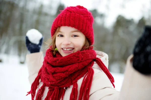 Menina se divertindo no belo parque de inverno — Fotografia de Stock