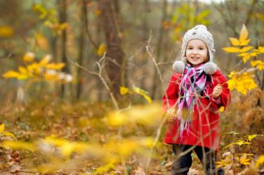 sonbahar parkta oynayan çocuk. 