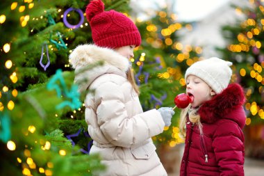 kız kardeş yeme elma şekeri krema ile