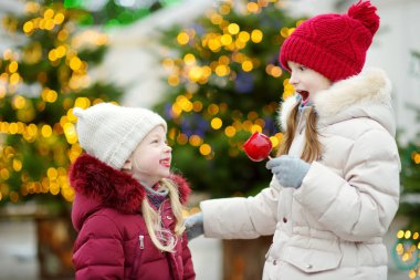kız kardeş yeme elma şekeri krema ile
