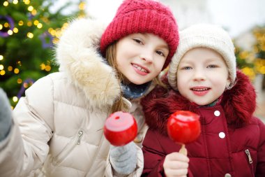 kız kardeş yeme elma şekeri krema ile 
