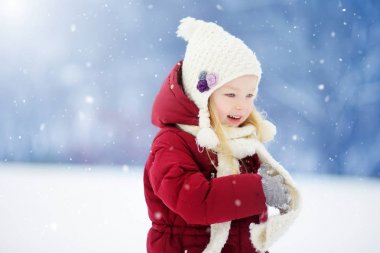 Kız güzel kış Park eğlenmek. 