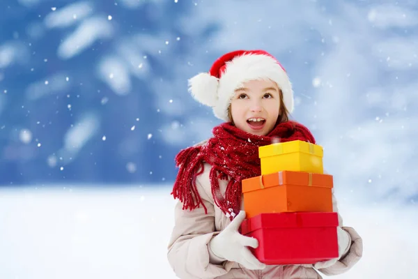 Chica sosteniendo un montón de regalos de Navidad —  Fotos de Stock