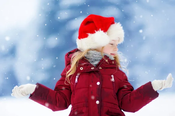 Criança bonito brincando em uma neve . — Fotografia de Stock