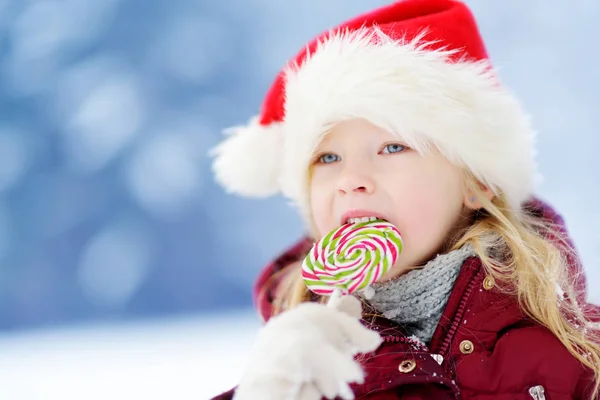 女の子クリスマス ロリポップを食べて — ストック写真
