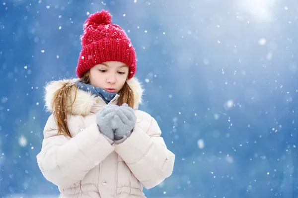 Criança bonito brincando em uma neve . — Fotografia de Stock