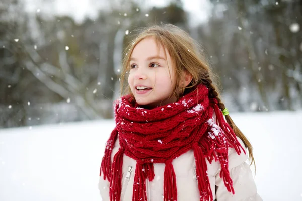 Słodkie dziecko grając w śniegu. — Zdjęcie stockowe
