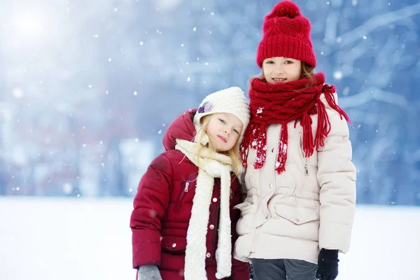 Irmãs brincando em uma neve . — Fotografia de Stock