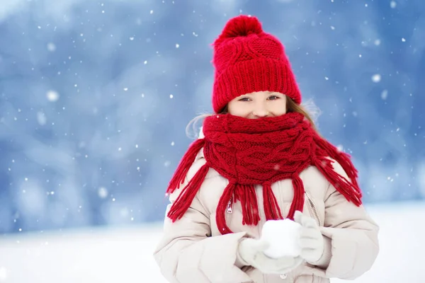 Meisje van plezier in prachtig winter park. — Stockfoto