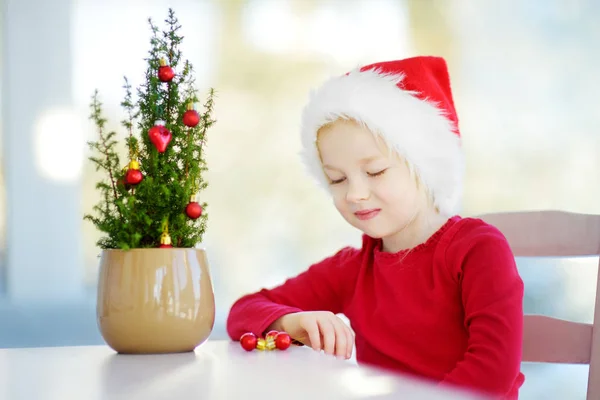 Menina decoração pequena árvore de Natal — Fotografia de Stock