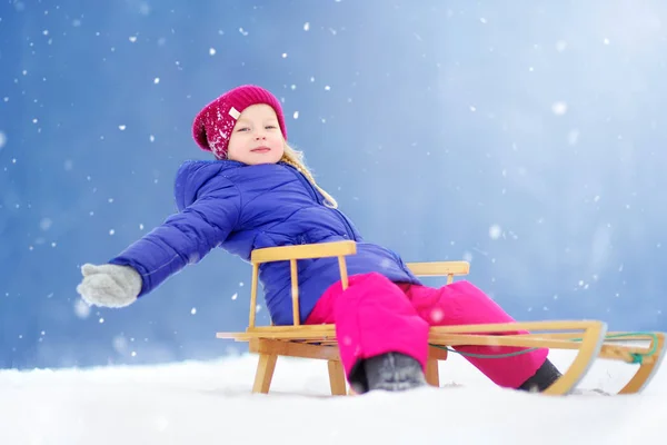 Tjej att ha kul med ett konstgrepp — Stockfoto