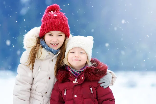Meisjes plezier samen in winter park. — Stockfoto