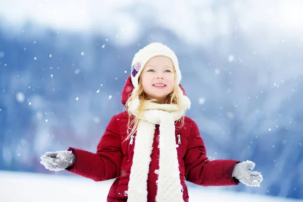 Tjej att ha kul i vacker vinter park. — Stockfoto