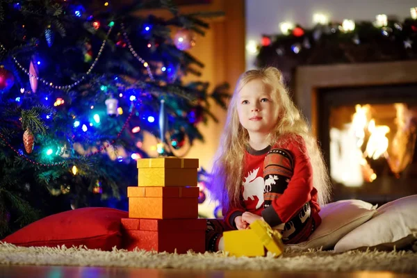 Malá holčička na Štědrý den — Stock fotografie