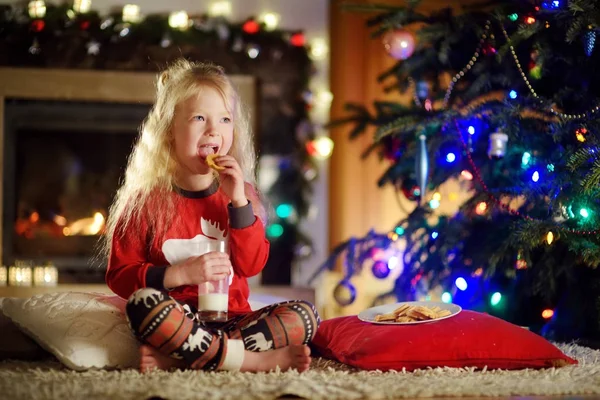 Kleines Mädchen an Heiligabend — Stockfoto