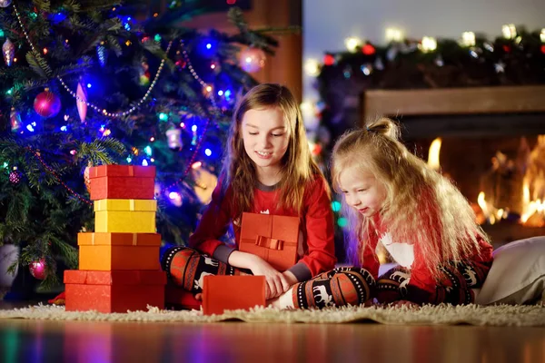 Petites sœurs Célébration de Noël à la maison . — Photo