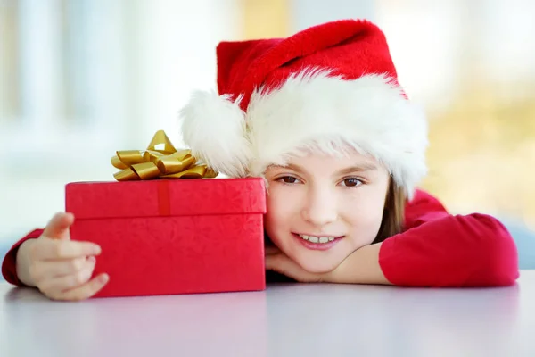 Niña con sombrero de Santa con caja de regalo —  Fotos de Stock