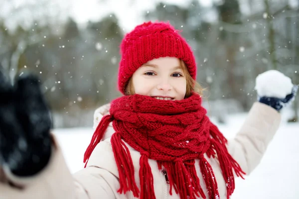 Schattig kind spelen in een sneeuw. — Stockfoto