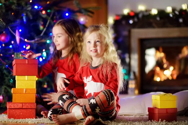 Little sisters firar jul — Stockfoto