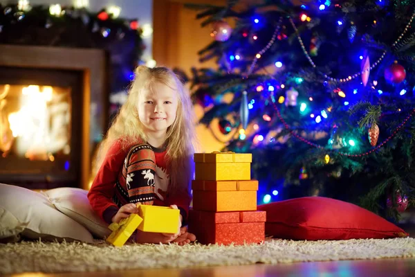 Menina feliz comemorando o Natal — Fotografia de Stock