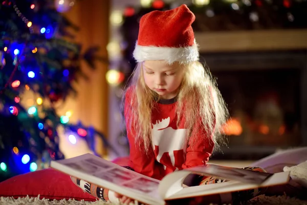Dívka čtoucí knihu na Štědrý den — Stock fotografie