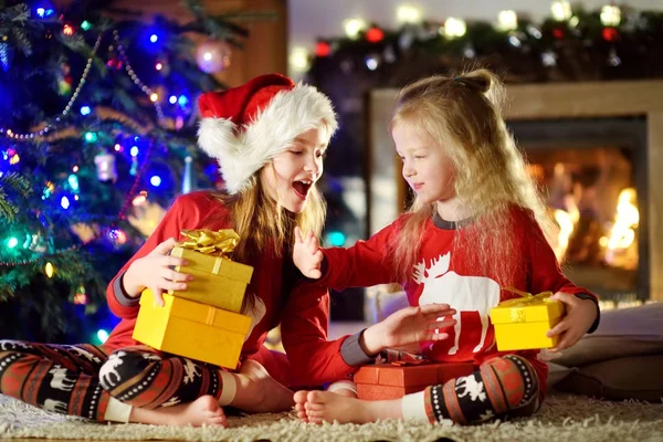 Hermanas pequeñas celebrando la Navidad —  Fotos de Stock