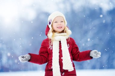 Bir karda oynayan sevimli çocuk.