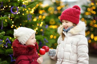 Kırmızı elma ile şeker yiyen kız 