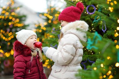 küçük kız kardeş yeme elma şekerli