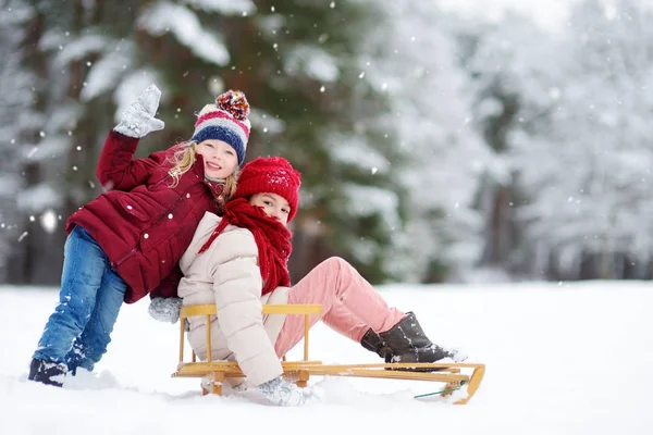 Söta barn som leker i en snö. — Stockfoto