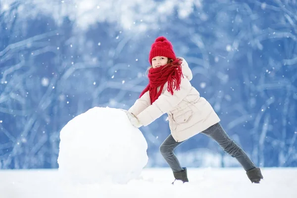 Criança brincando em uma neve . — Fotografia de Stock