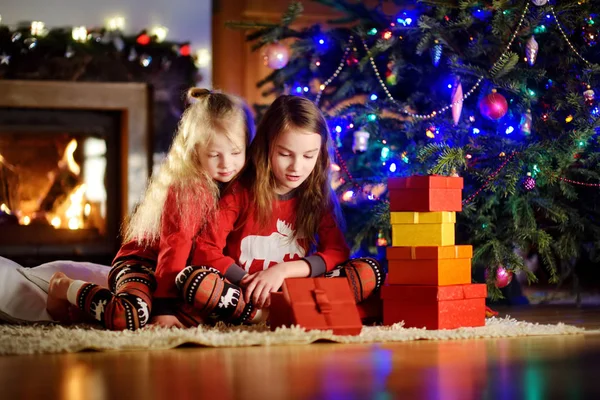 Kleine Schwestern feiern Weihnachten — Stockfoto