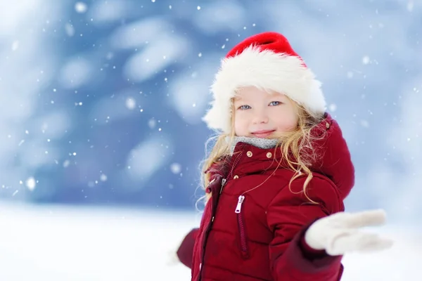 Bir karda oynayan sevimli çocuk. — Stok fotoğraf