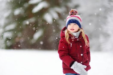 Bir karda oynayan sevimli çocuk.