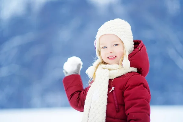 Roztomilé dítě hraje sněhu. — Stock fotografie