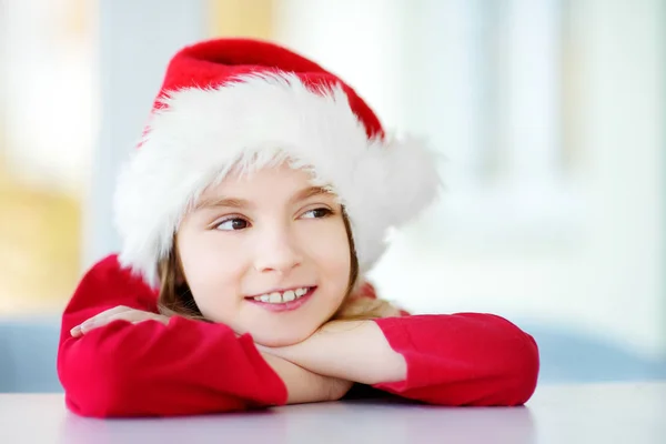 Чарівна маленька дівчинка в капелюсі Санта — стокове фото