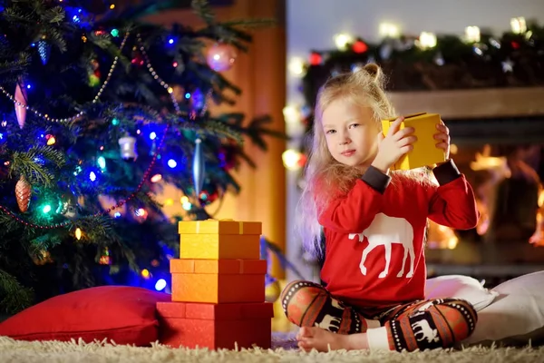 Petite fille célébrant Noël — Photo