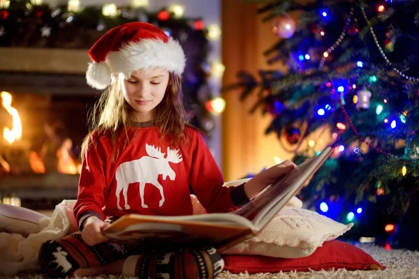 Dziewczyna, czytanie w Wigilię Bożego Narodzenia — Zdjęcie stockowe