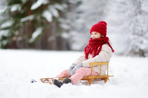 Bambina divertirsi con un gioco di prestigio — Foto Stock