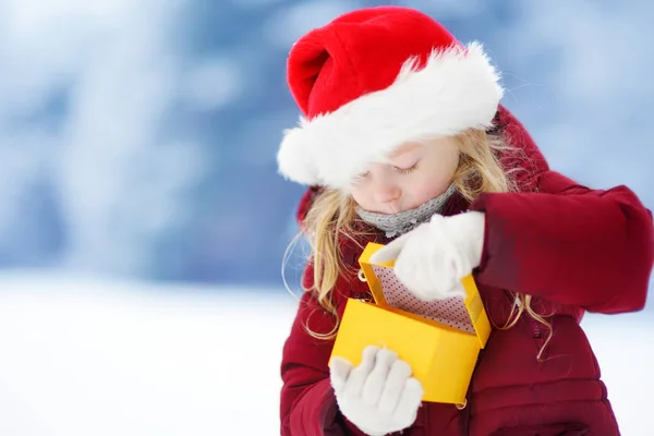 Κοριτσάκι που κρατάει χριστουγεννιάτικο δώρο — Φωτογραφία Αρχείου